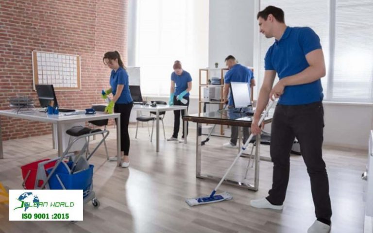 nhân viên vệ sinh định kỳ cho công ty