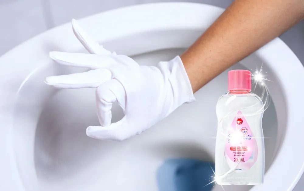Cách vệ sinh bồn cầu mới sáng bóng, sạch khuẩn hiệu quả tại nhà