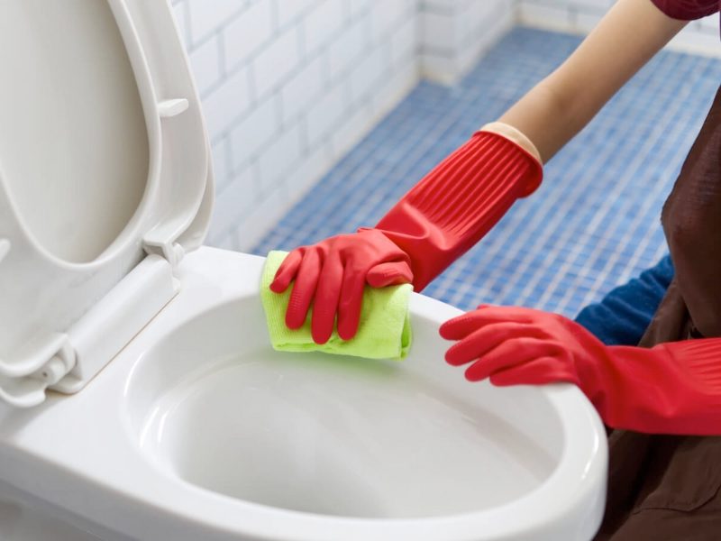 Cách vệ sinh bồn cầu mới sáng bóng, sạch khuẩn hiệu quả tại nhà